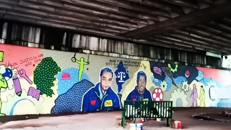 COLOCAN EN METRORREY SEÑALÉTICA EN HOMENAJE A ESTUDIANTES DEL TEC ASESINADOS