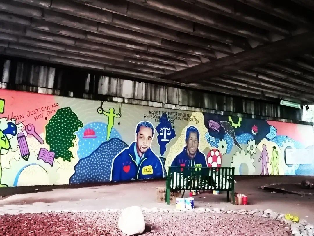 COLOCAN EN METRORREY SEÑALÉTICA EN HOMENAJE A ESTUDIANTES DEL TEC ASESINADOS