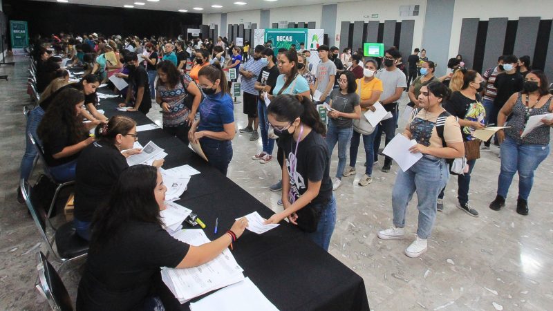 BENEFICIA APODACA CON BECAS A MÁS DE 0CHO MIL ESTUDIANTES DE PREPA Y FACU