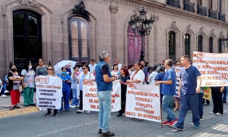 RECLAMAN MAESTROS JUBILADOS Y PENSIONADOS DE LA SECCIÓN 50 PAGO DE PENSIONES Y BONO A GOBIERNO-NL