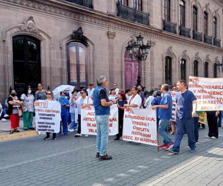 RECLAMAN MAESTROS JUBILADOS Y PENSIONADOS DE LA SECCIÓN 50 PAGO DE PENSIONES Y BONO A GOBIERNO-NL