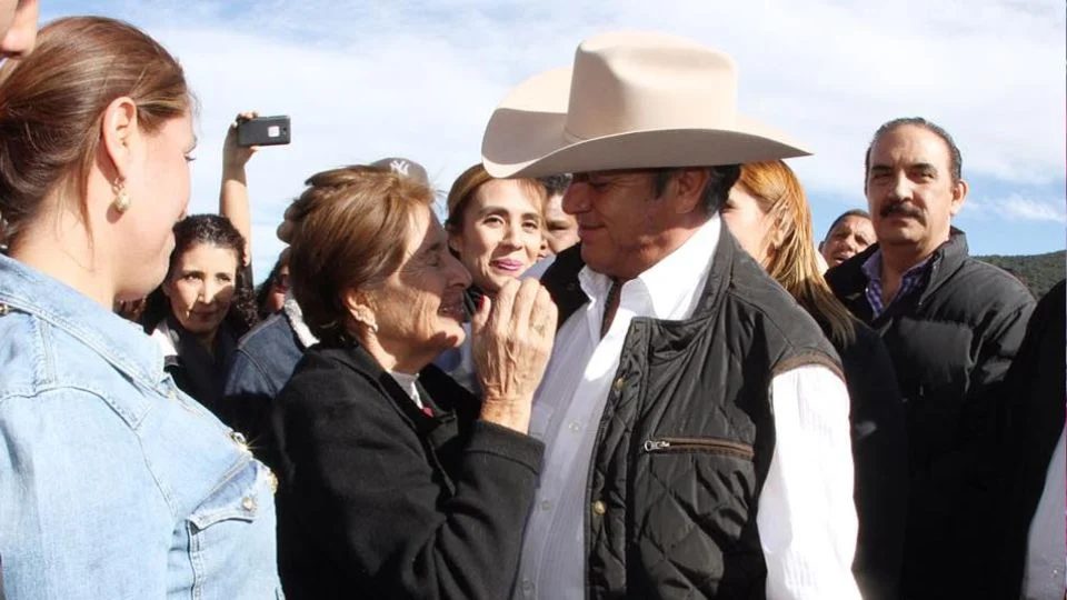 MUERE LA MAMÁ DE «EL BRONCO»