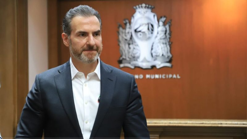 ADVIERTE ADRIÁN QUE RESOLVERÁ PROBLEMAS DE GENTE AÚN CONTRA VOLUNTAD DEL GOBERNADOR