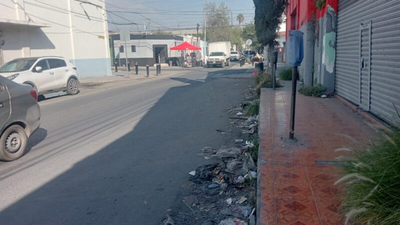 Comercio y escombro obstruyen rampas peatonales en Monterrey
