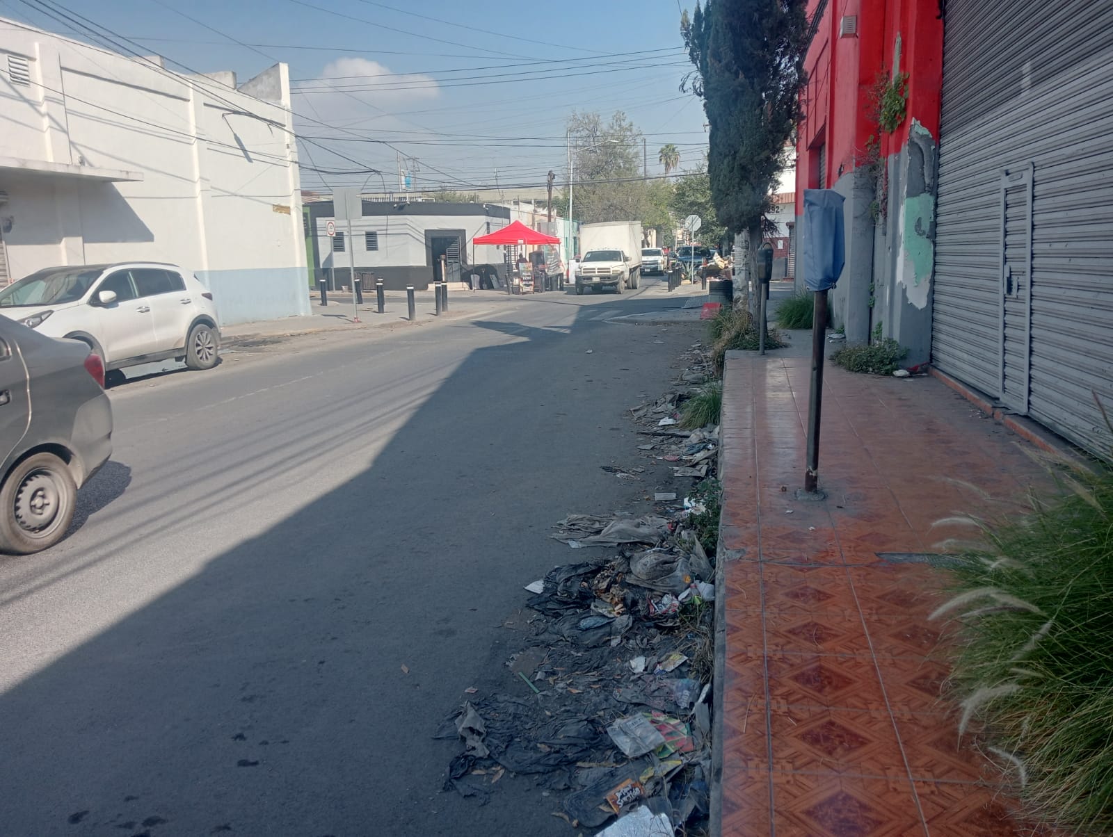 Comercio y escombro obstruyen rampas peatonales en Monterrey