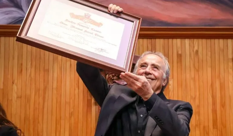 Serrat se confiesa enamorado de México al recibir el Honoris Causa de la UdeG