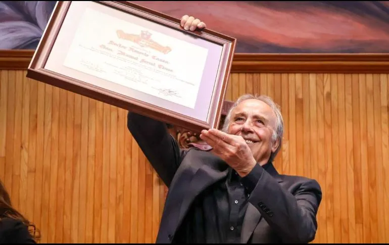 Serrat se confiesa enamorado de México al recibir el Honoris Causa de la UdeG