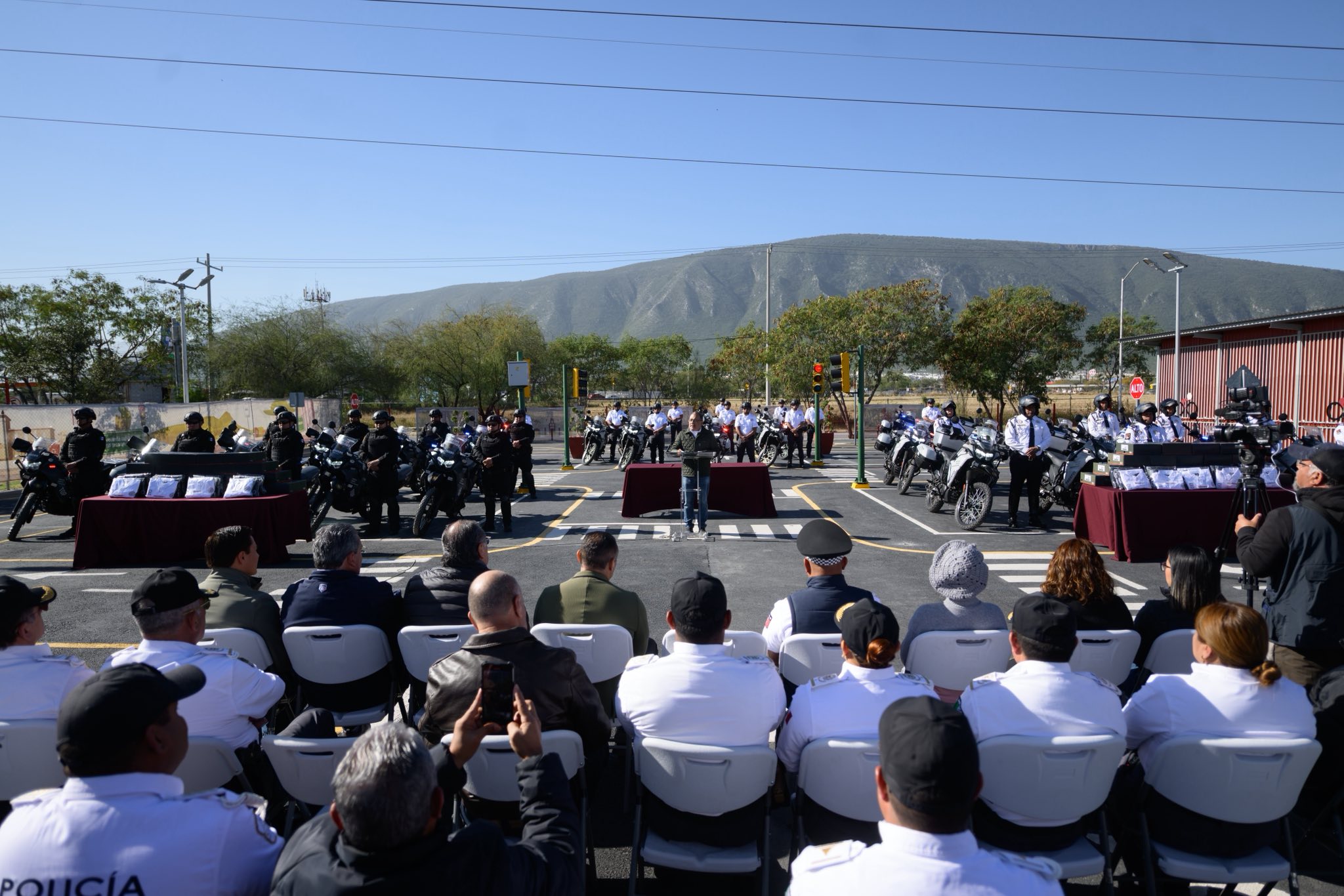 Entregan equipo motorizado y uniformes a Proxpol en Escobedo