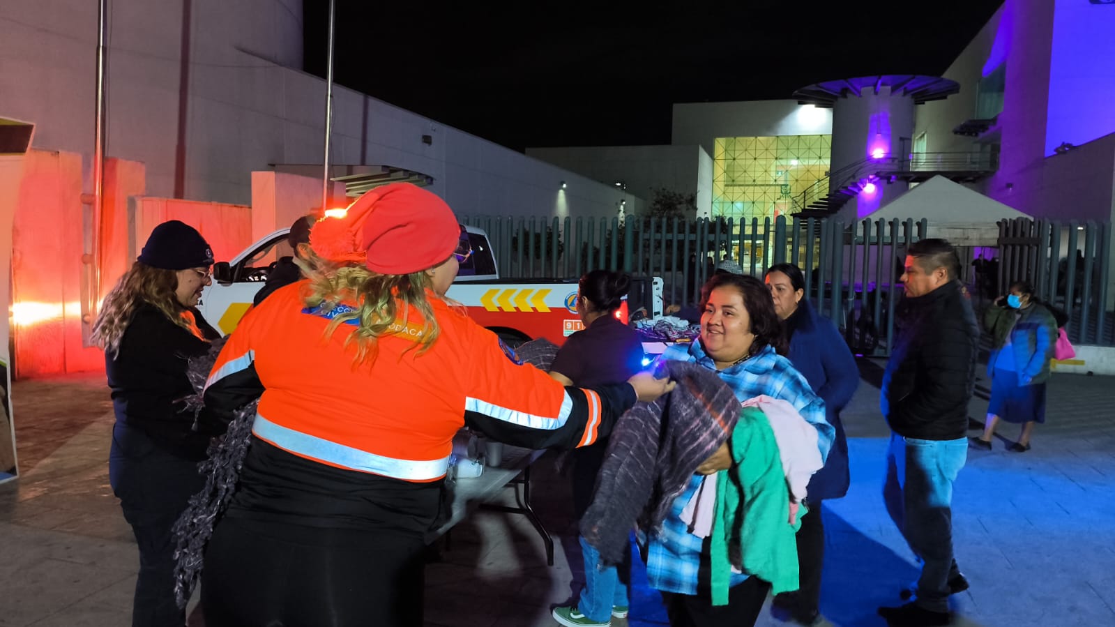 Reparte Apodaca cobijas ante bajas temperaturas