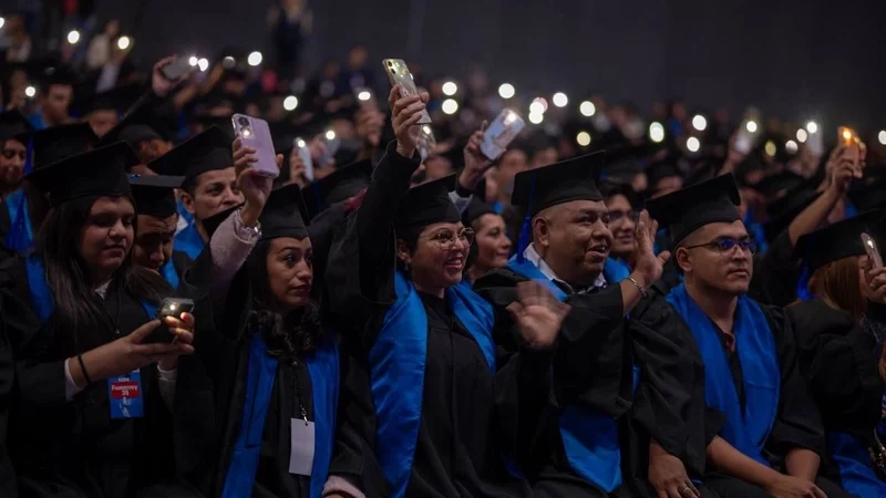 Concluyen Prepa Regia 900 ciudadanos que se habían rezagado en Monterrey