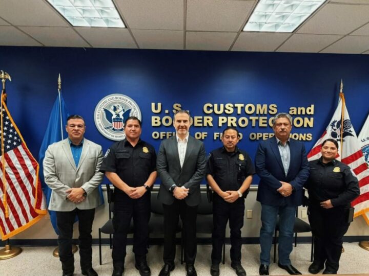 Recorre Adrián de la Garza Puerto Comercial de Laredo, Texas