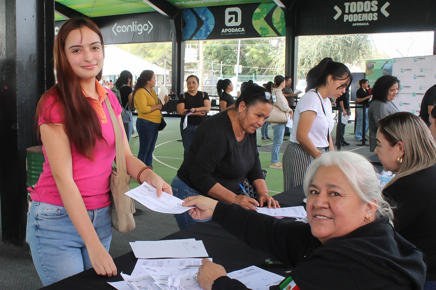 Entrega Apodaca «Becas Contigo» a estudiantes universitarios