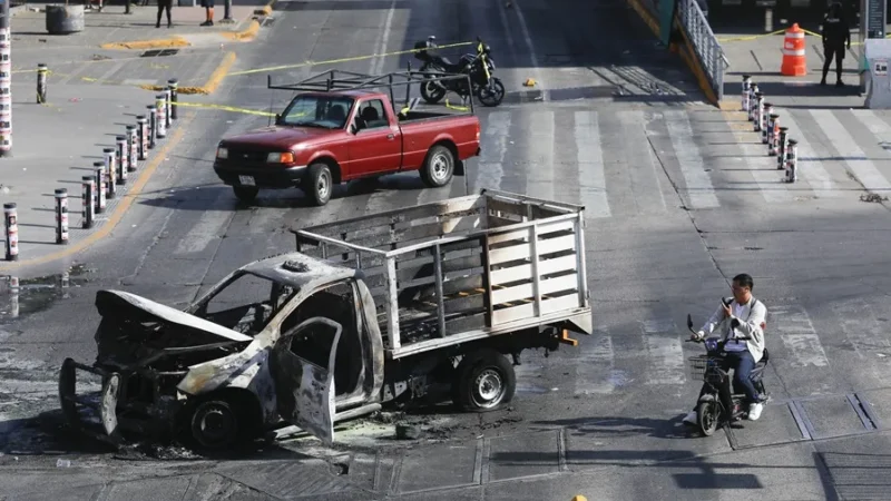 Se desata violencia en varios estados, tras la muerte de El Mencho