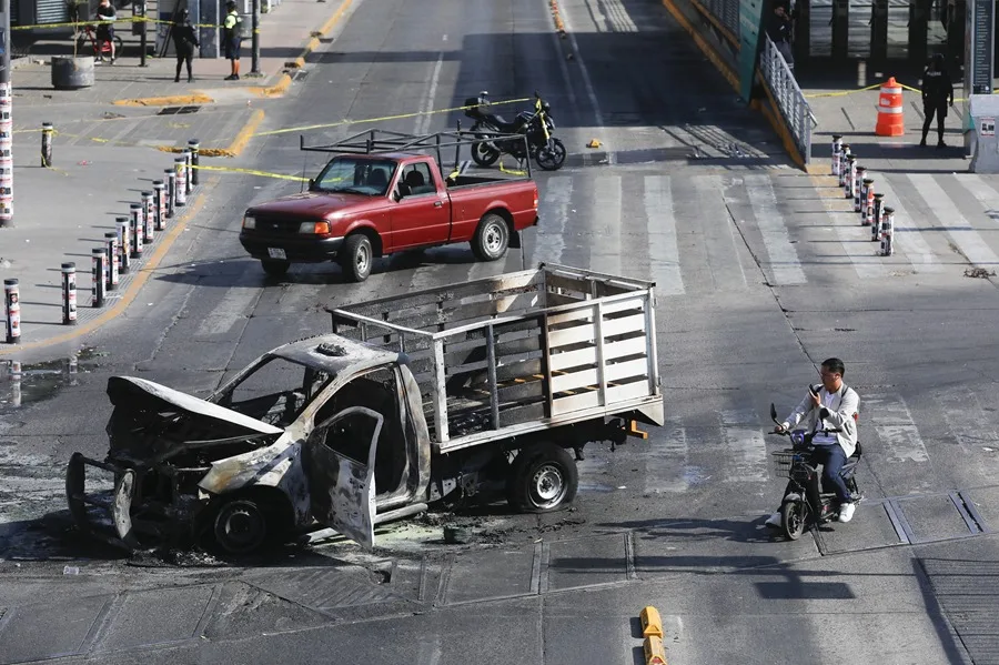 Se desata violencia en varios estados, tras la muerte de El Mencho