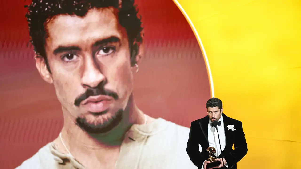 «Fuera ICE», grita Bad Bunny en la entrega de los Grammy