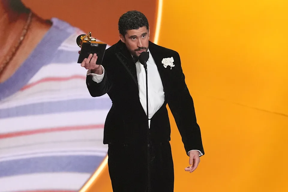 Bad Bunny triunfa en los Grammy 2026, un impulso en un momento difícil para los latinos en EEUU