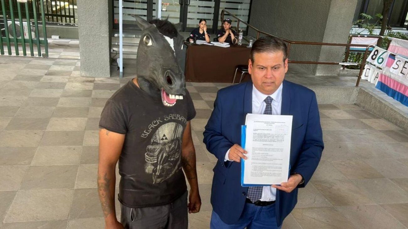 «Caballo» acude al Congreso de NL para presentar iniciativa de Ley Therian