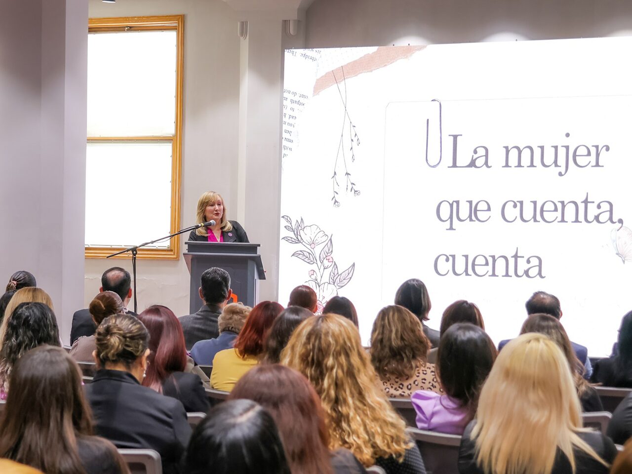 Impulsan visibilizar trabajo de las mujeres con conferencia de la escritora Sofía Segovia