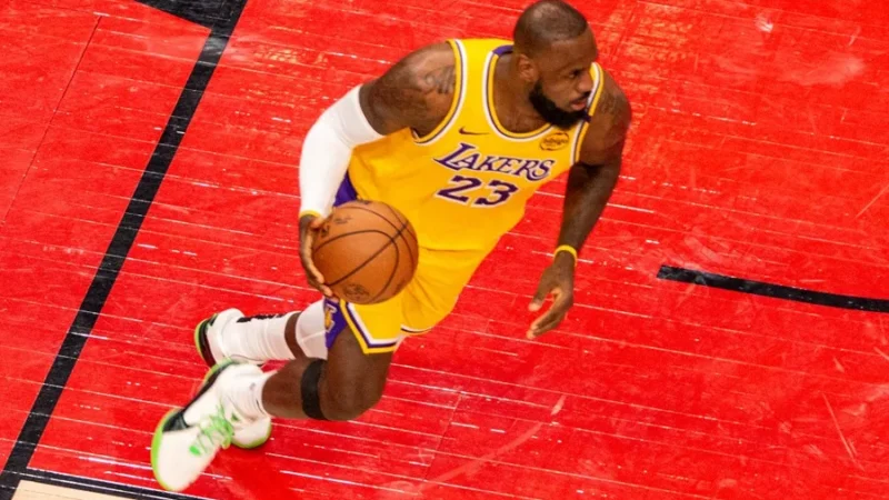 LeBron James se convierte en el jugador con más partidos en la historia de la NBA