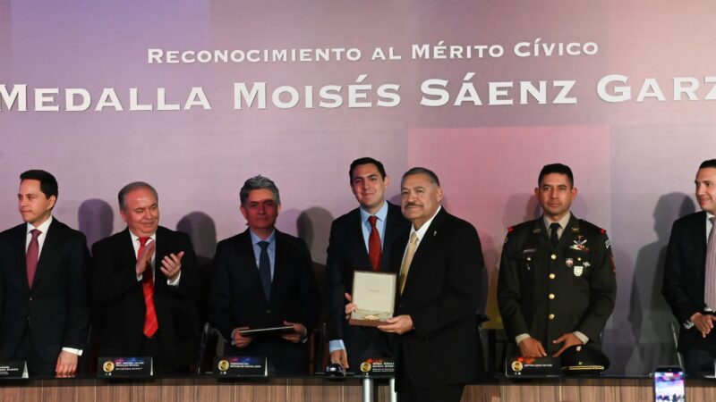 Entrega Apodaca Medalla «Moisés Sáenz Garza» al Rector de la UANL