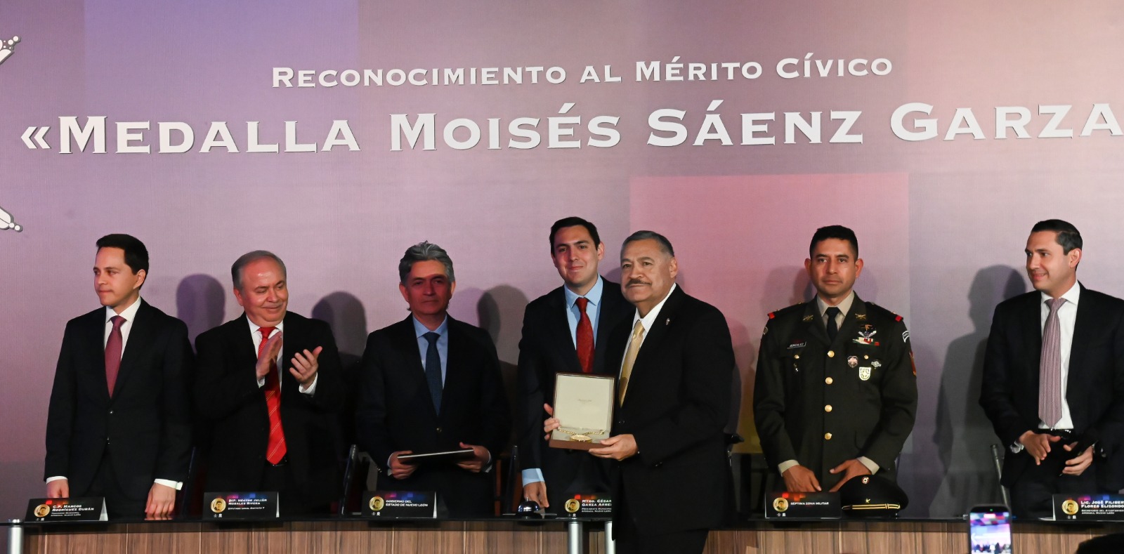 Entrega Apodaca Medalla «Moisés Sáenz Garza» al Rector de la UANL
