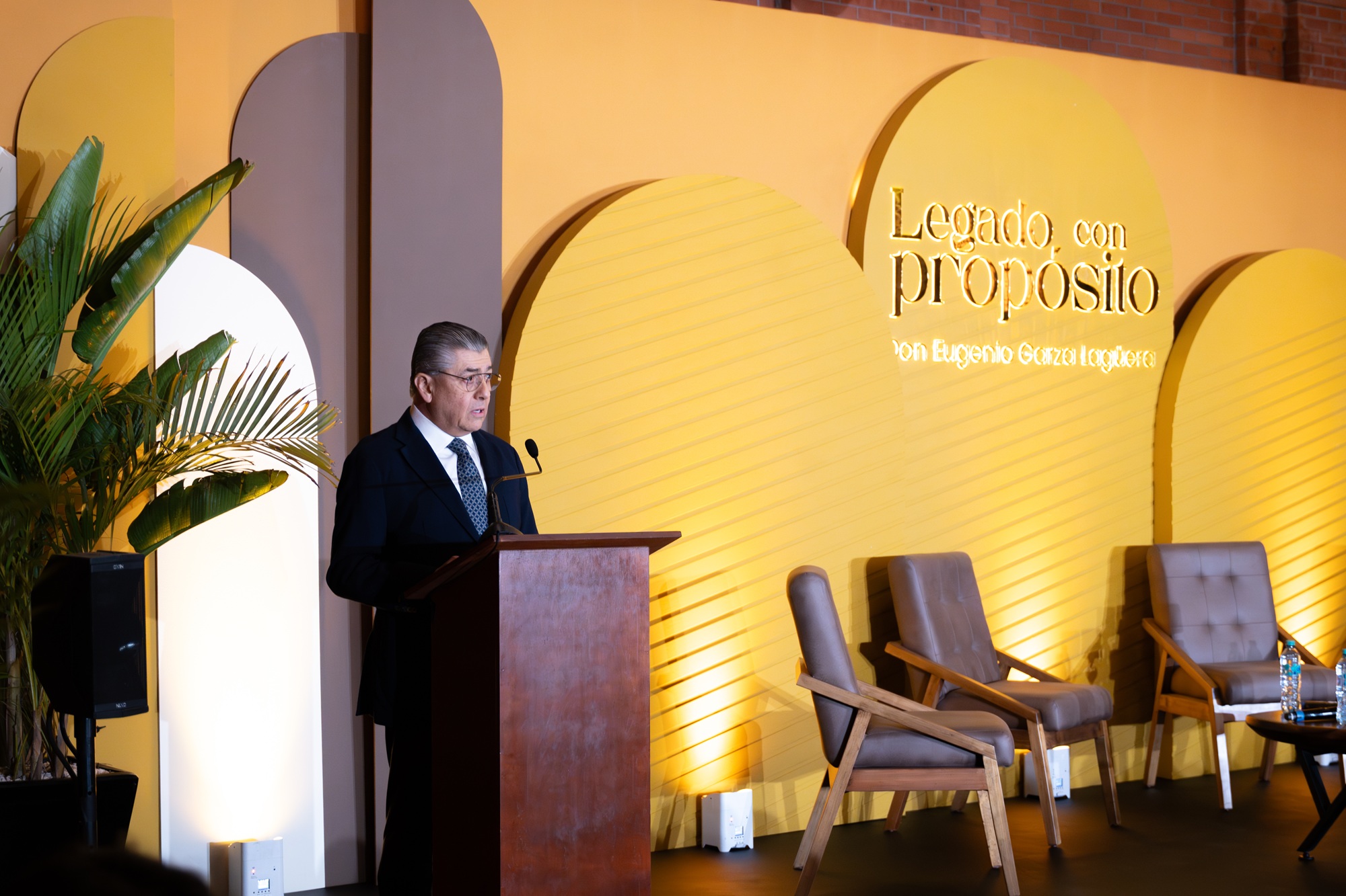 Palabra de Eugenio Garza Laguera bastó para sortear crisis y apuntalar desarrollo de Femsa