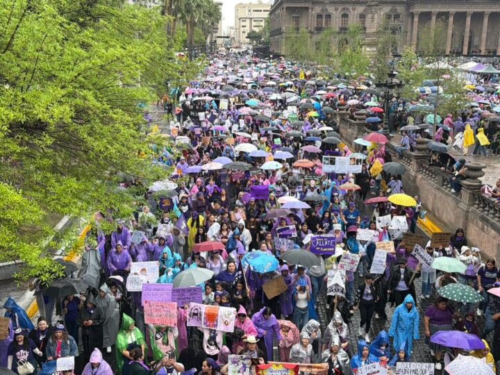 Bajo la lluvia marchan mujeres en conmemoración del Día Internacional de la Mujer en el marco de la 8M
