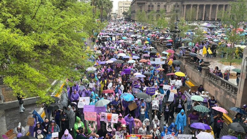 Bajo la lluvia marchan mujeres en conmemoración del Día Internacional de la Mujer en el marco de la 8M