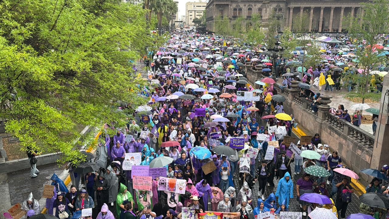 Bajo la lluvia marchan mujeres en conmemoración del Día Internacional de la Mujer en el marco de la 8M