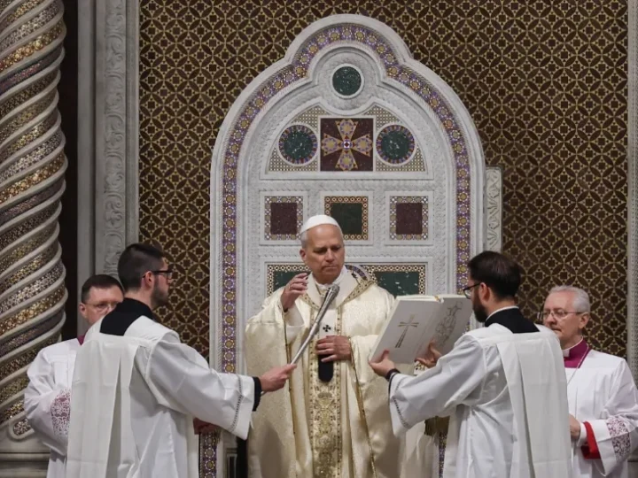 Al lavar los pies de los sacerdotes, papa León insta a los católicos a ayudar a los oprimidos