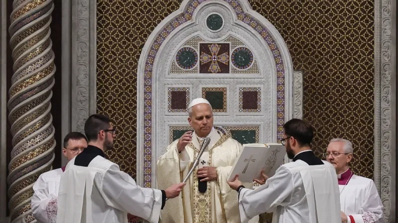 Al lavar los pies de los sacerdotes, papa León insta a los católicos a ayudar a los oprimidos