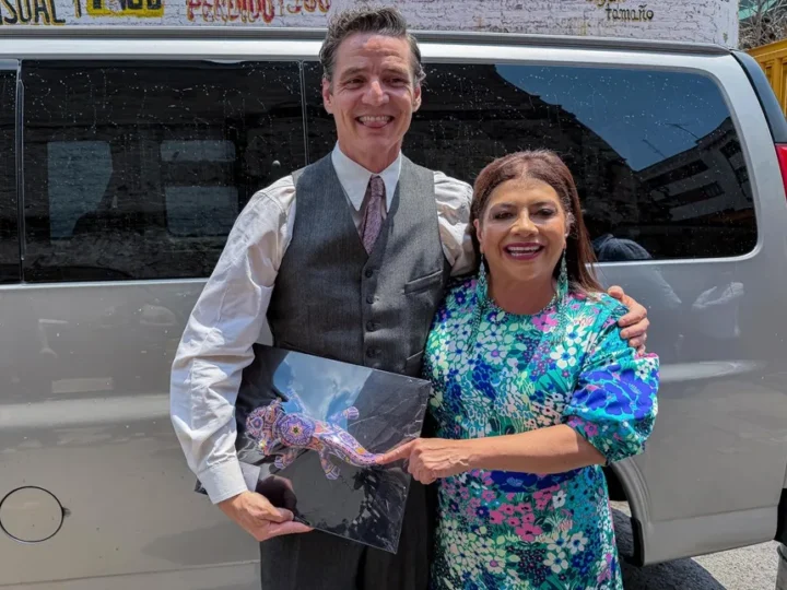 Pedro Pascal filma en Ciudad de México y la alcaldesa le entrega un regalo por su cumpleaños