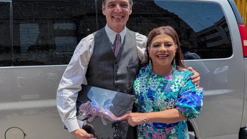 Pedro Pascal filma en Ciudad de México y la alcaldesa le entrega un regalo por su cumpleaños