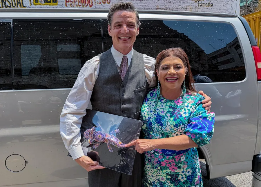 Pedro Pascal filma en Ciudad de México y la alcaldesa le entrega un regalo por su cumpleaños