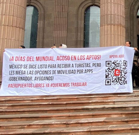 Con protesta choferes de aplicaciones demandan se les permita recoger pasaje en aeropuertos