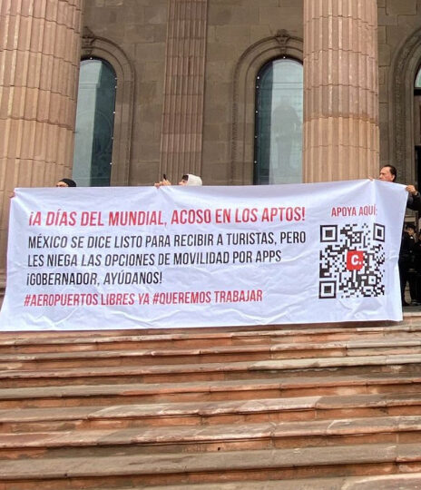 Con protesta choferes de aplicaciones demandan se les permita recoger pasaje en aeropuertos