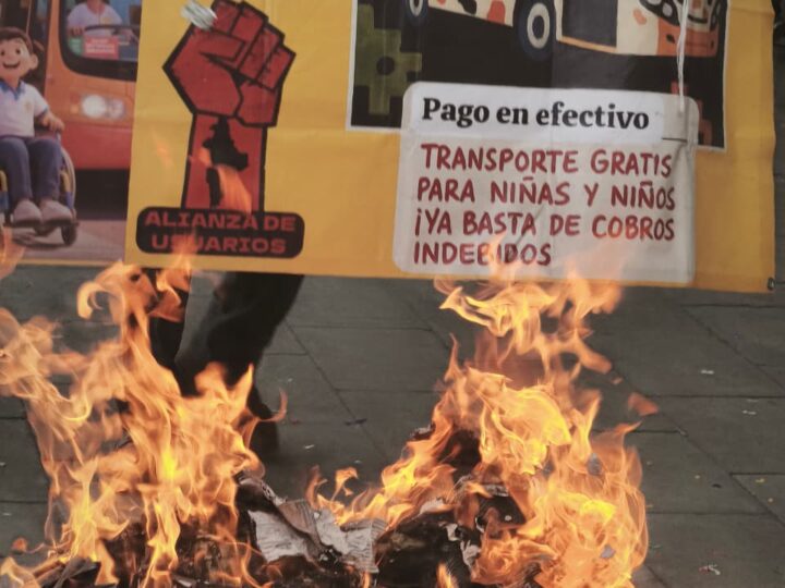 A palos contra piñata de Samuel, usuarios del transporte demuestran su inconformidad por la carestía y deficiencia del servicio