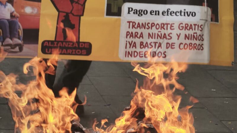 A palos contra piñata de Samuel, usuarios del transporte demuestran su inconformidad por la carestía y deficiencia del servicio