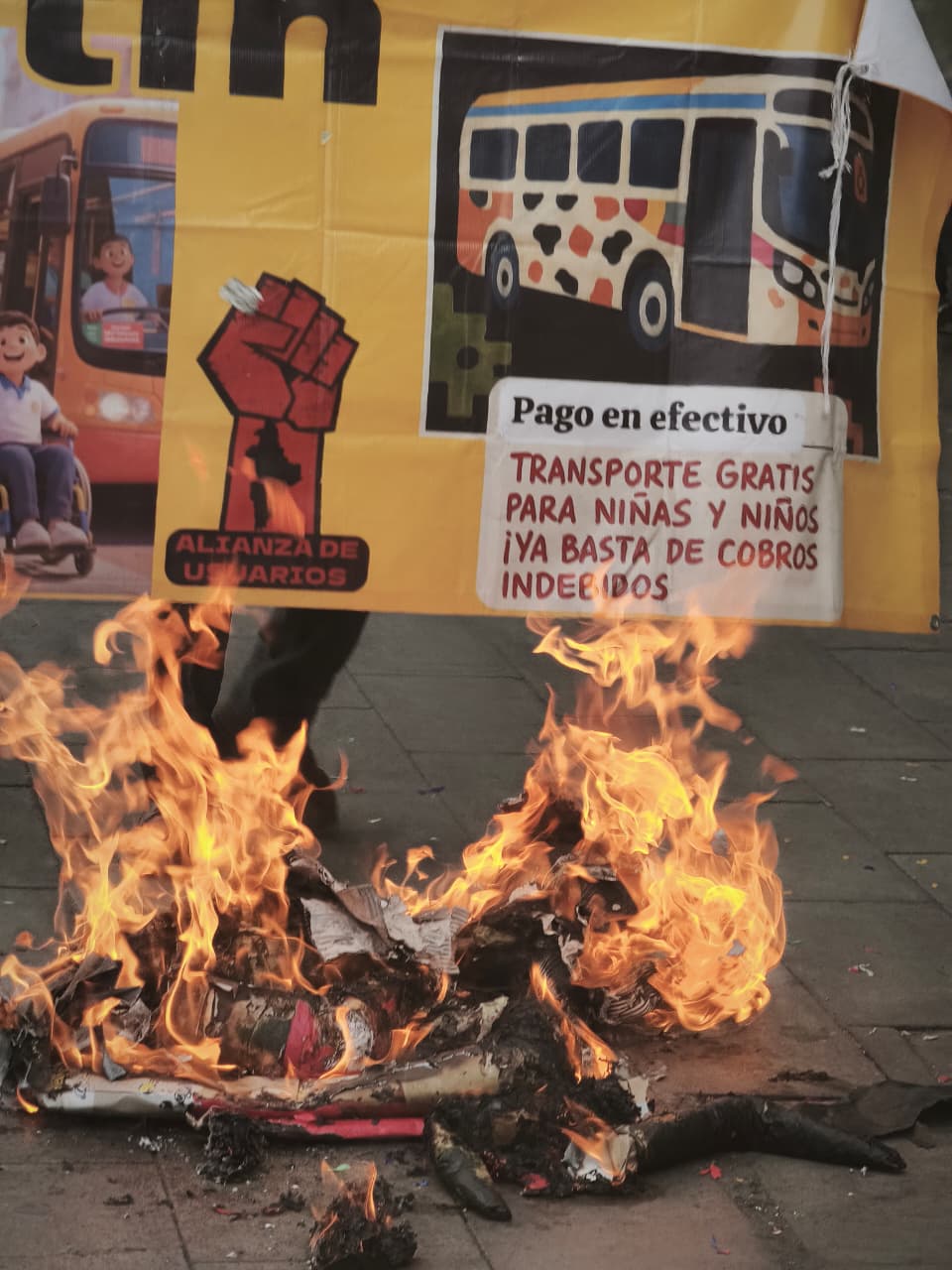 A palos contra piñata de Samuel, usuarios del transporte demuestran su inconformidad por la carestía y deficiencia del servicio