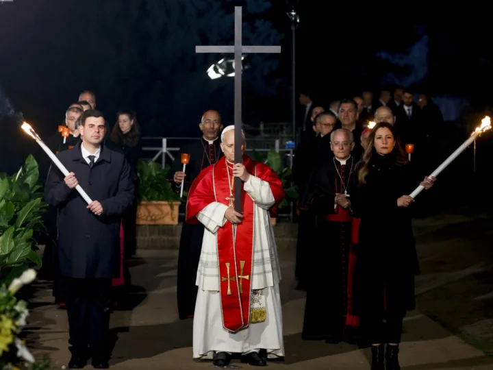 León XIV recupera la tradición de portar la cruz en multitudinario viacrucis en el Coliseo