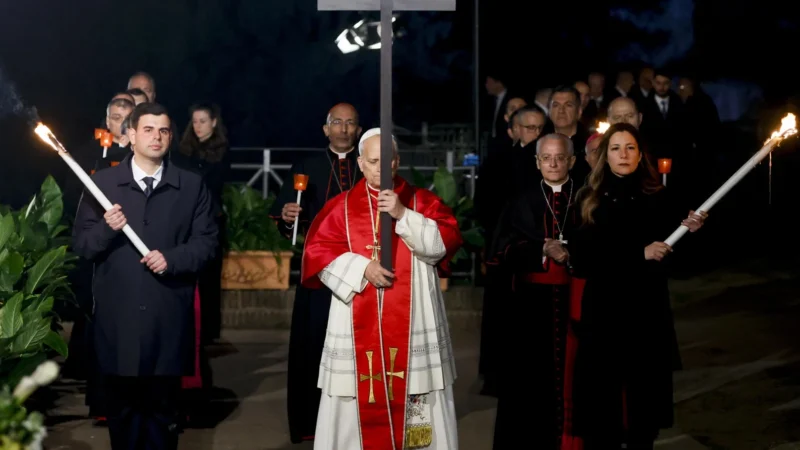 León XIV recupera la tradición de portar la cruz en multitudinario viacrucis en el Coliseo