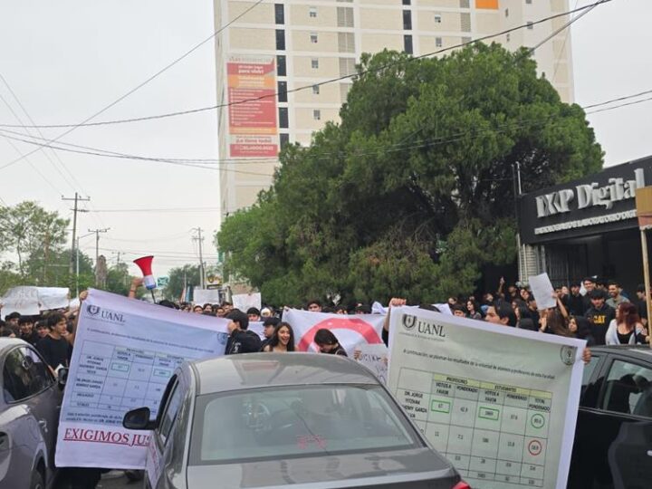 Protestan en Odontología de la UANL por imposición de directora