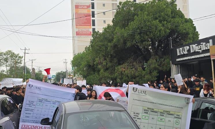 Protestan en Odontología de la UANL por imposición de directora