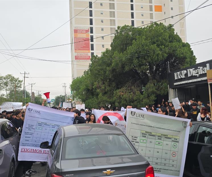 Protestan en Odontología de la UANL por imposición de directora