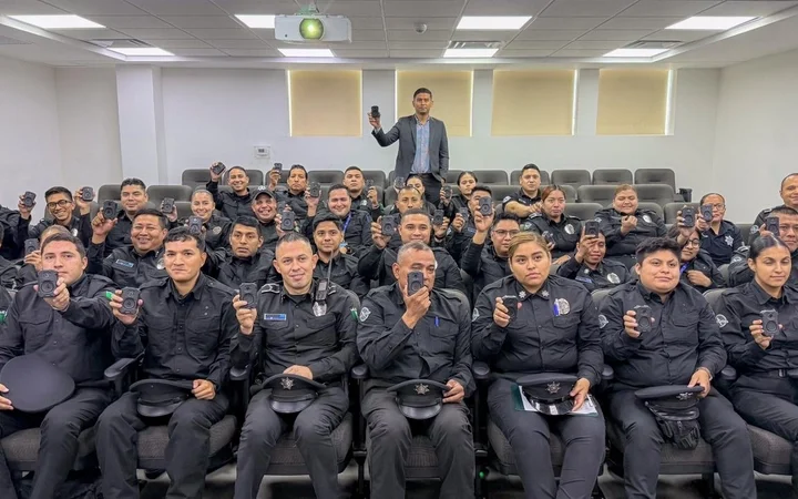 Capacitan a Policías de Monterrey en uso de cámaras corporales con traductor de idiomas