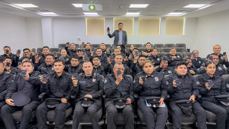 Capacitan a Policías de Monterrey en uso de cámaras corporales con traductor de idiomas