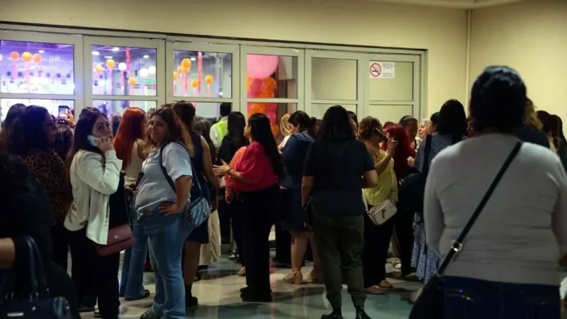 Festejo del gobierno de NL a las madres, deja a cientos de mujeres fuera al rebasar capacidad
