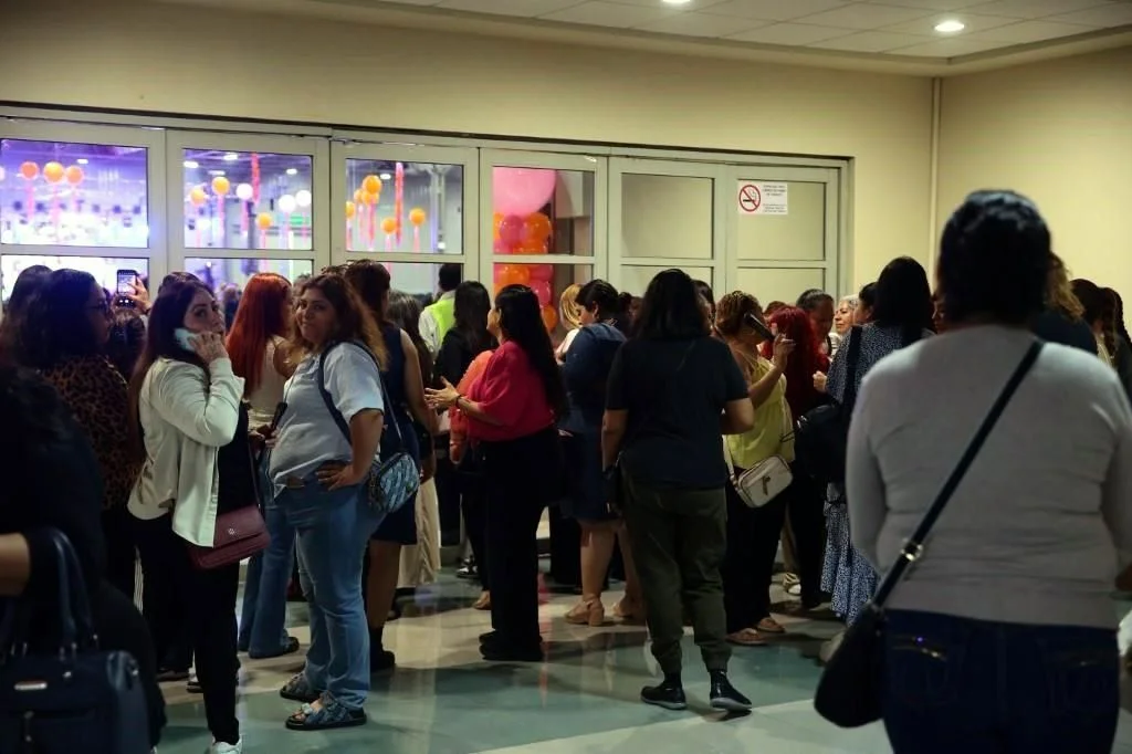 Festejo del gobierno de NL a las madres, deja a cientos de mujeres fuera al rebasar capacidad