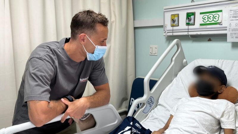 Visita Sergio Canales a Carlo, paciente pediátrico de la UMAE 25 del IMSS