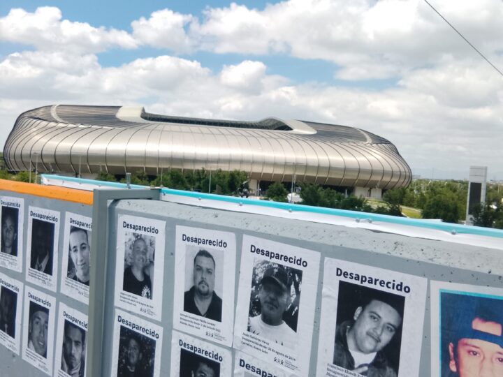 Madres y familiares buscadores colocan fichas de desaparecidos en NL, frente al Estadio Monterrey